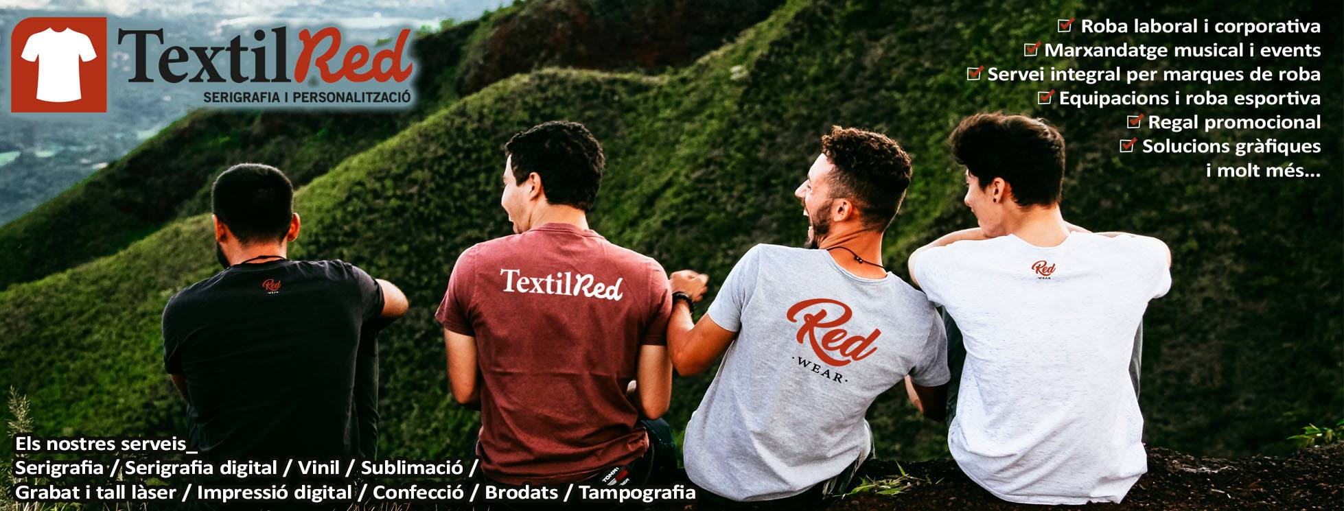 Imagen de portada de TextilRed en la que se ve a cuatro chicos sentados pasando un buen rato. La imagen se utiliza también en la sección 'Quiénes somos'.